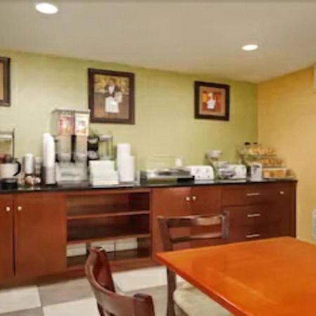 Days Inn By Wyndham Long Island City New York City Exterior photo