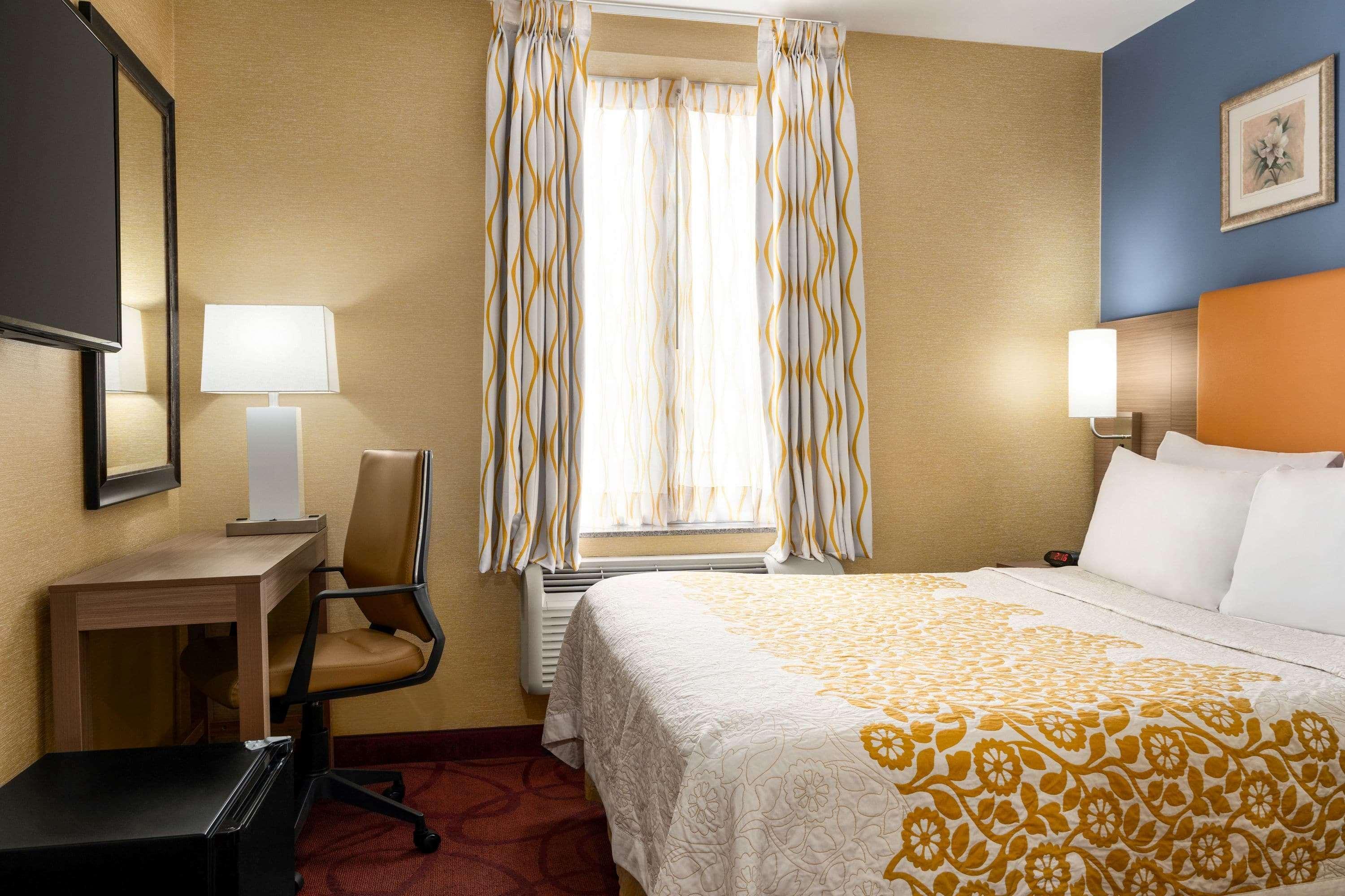Days Inn By Wyndham Long Island City New York City Exterior photo