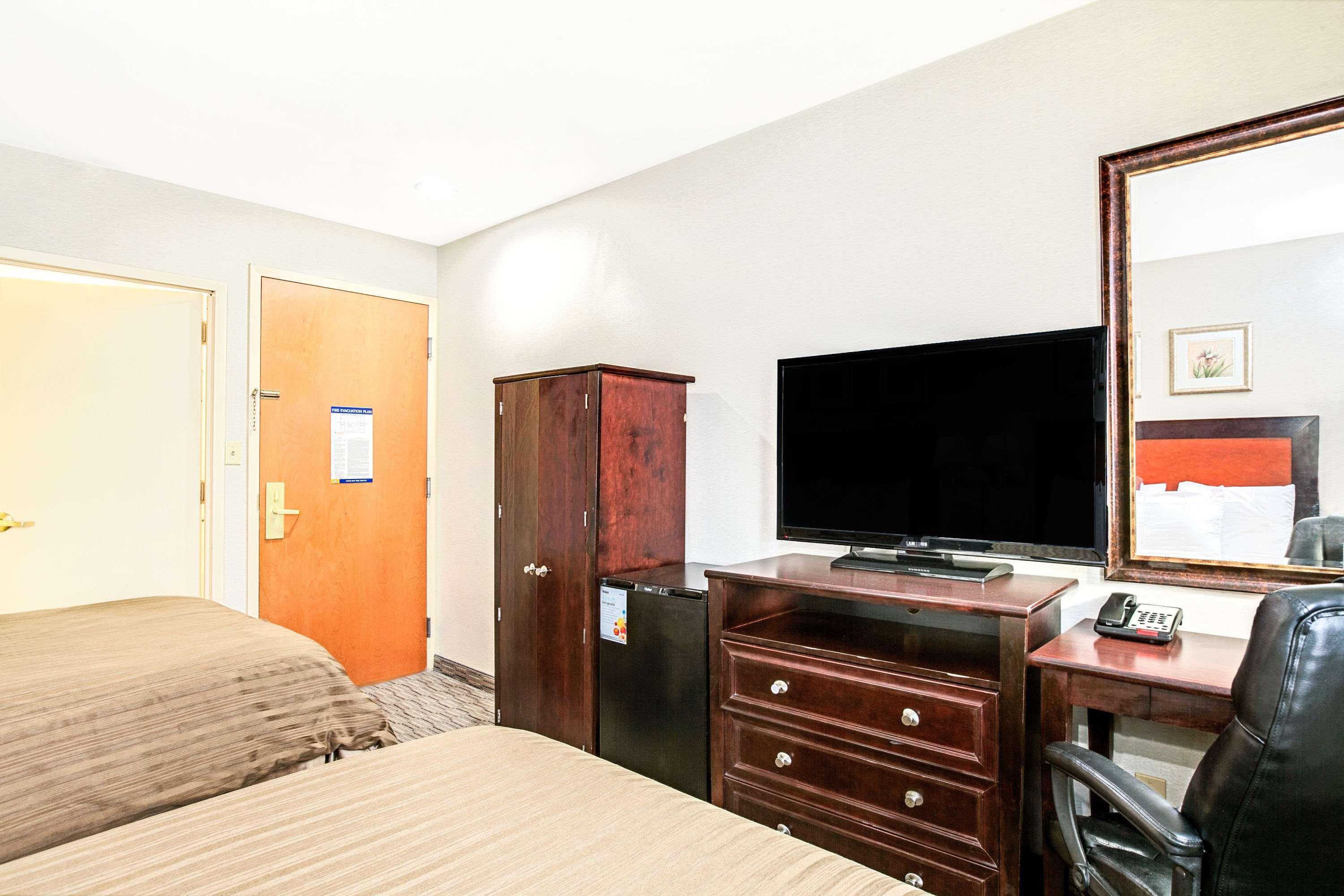 Days Inn By Wyndham Long Island City New York City Exterior photo