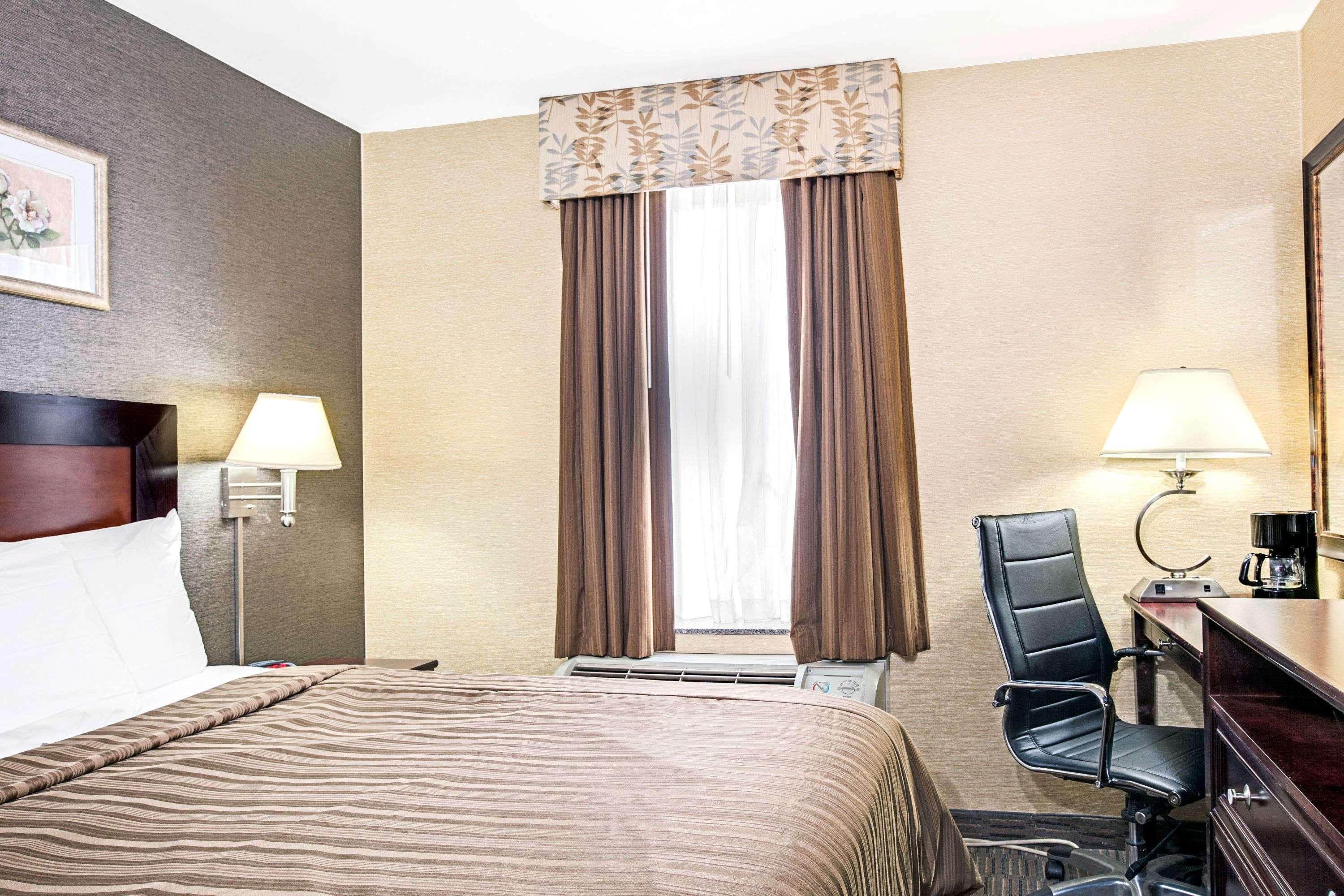 Days Inn By Wyndham Long Island City New York City Exterior photo