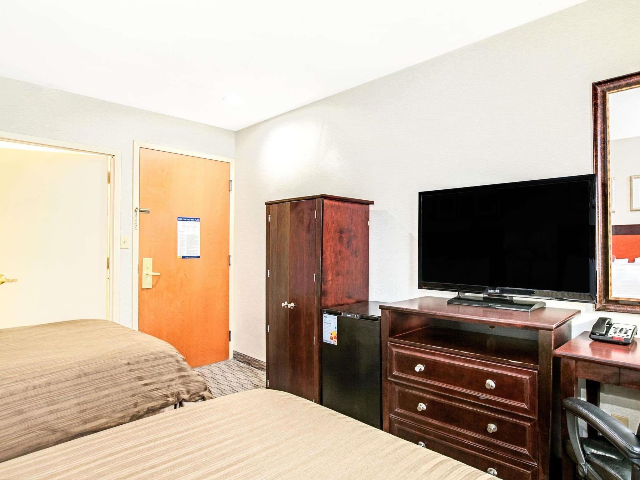 Days Inn By Wyndham Long Island City New York City Exterior photo