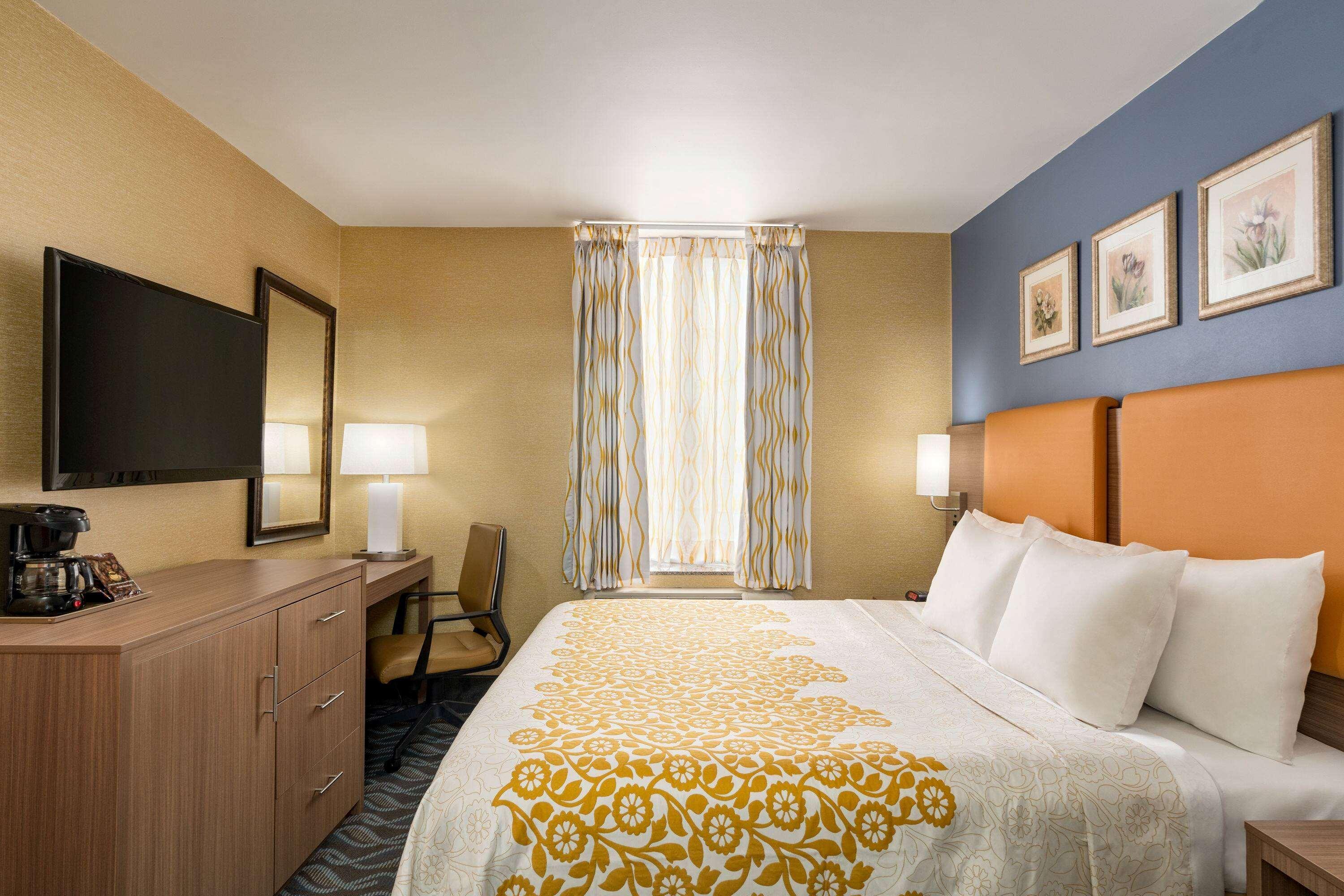 Days Inn By Wyndham Long Island City New York City Exterior photo