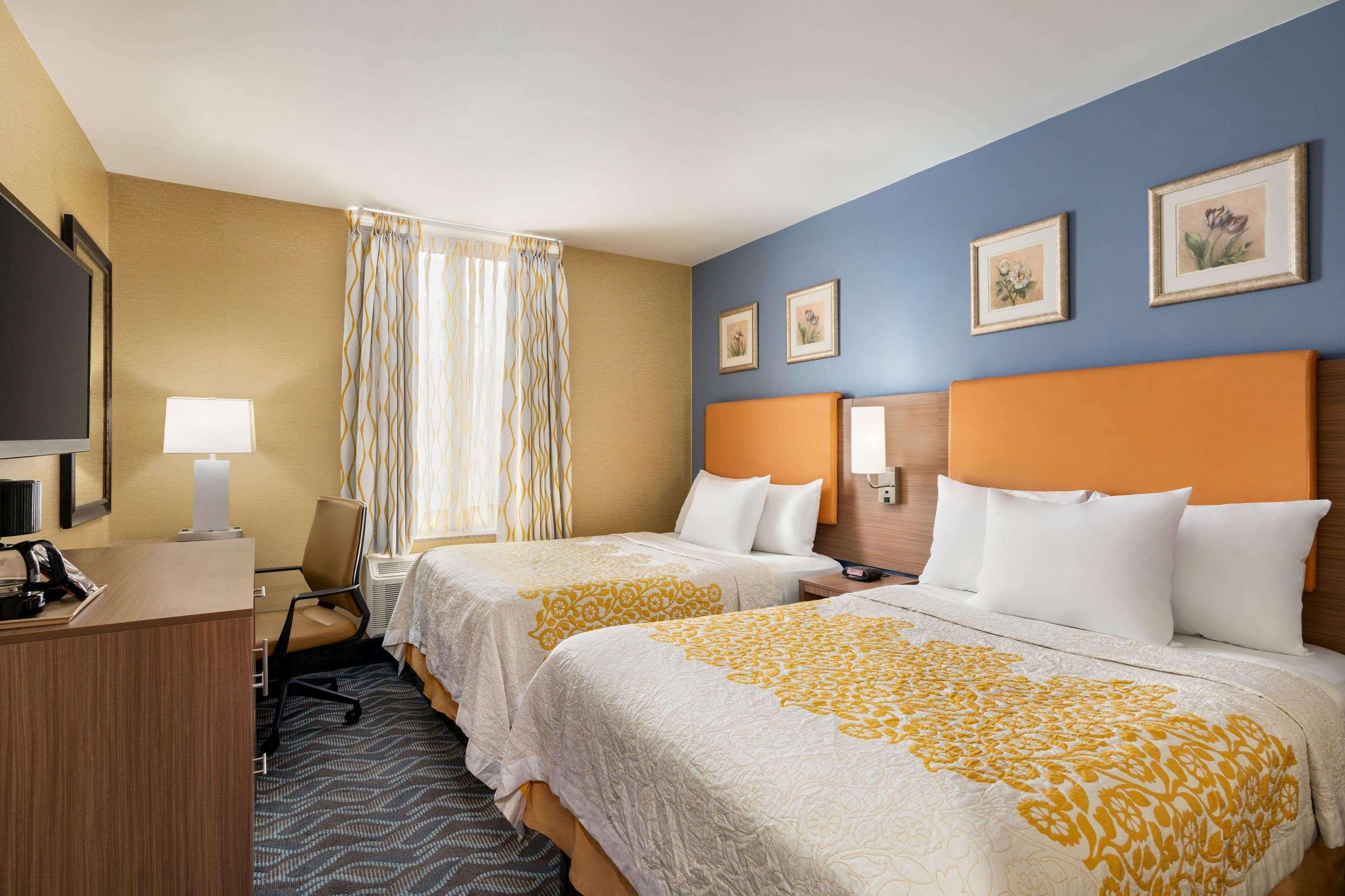 Days Inn By Wyndham Long Island City New York City Exterior photo