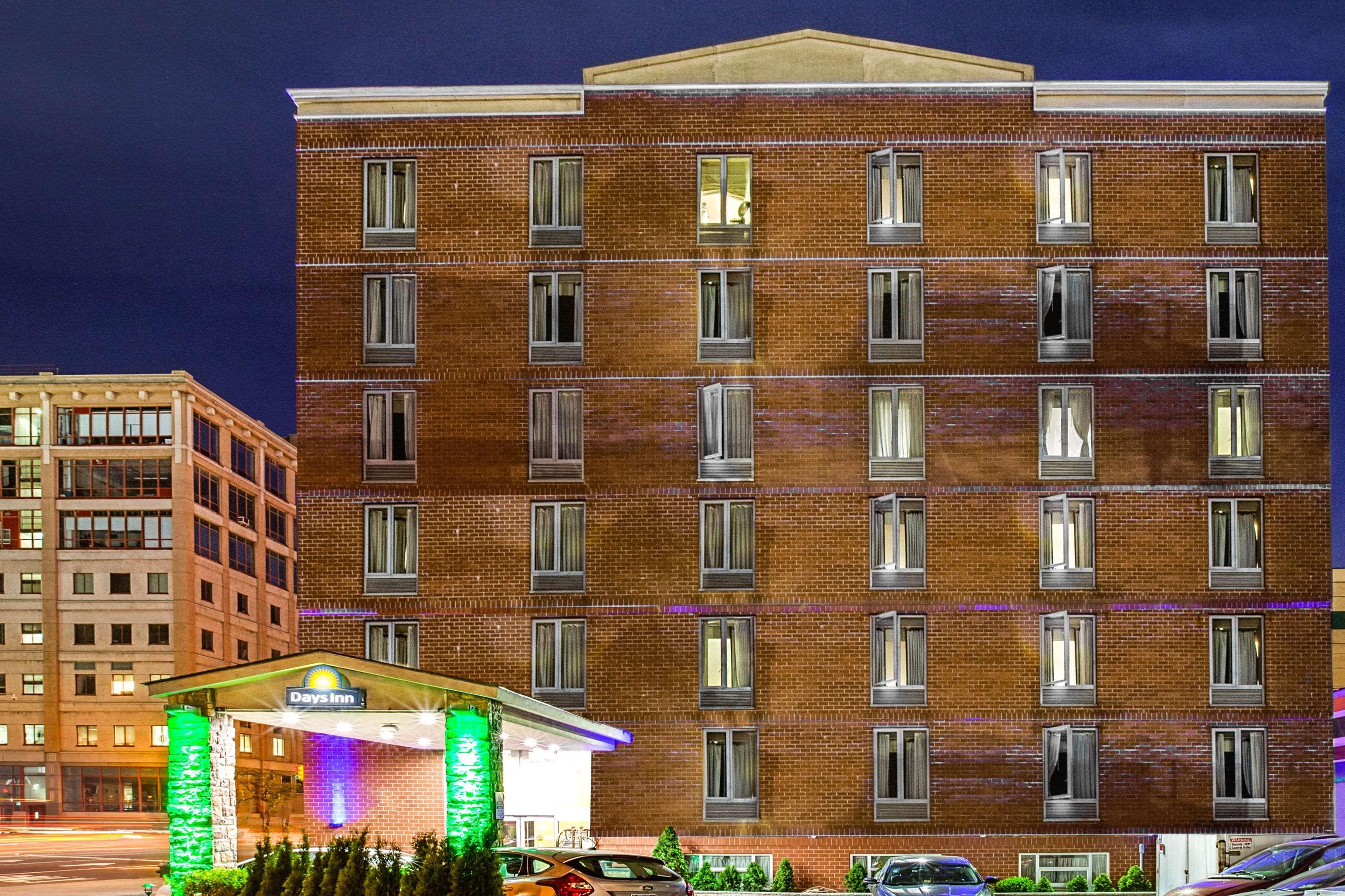 Days Inn By Wyndham Long Island City New York City Exterior photo