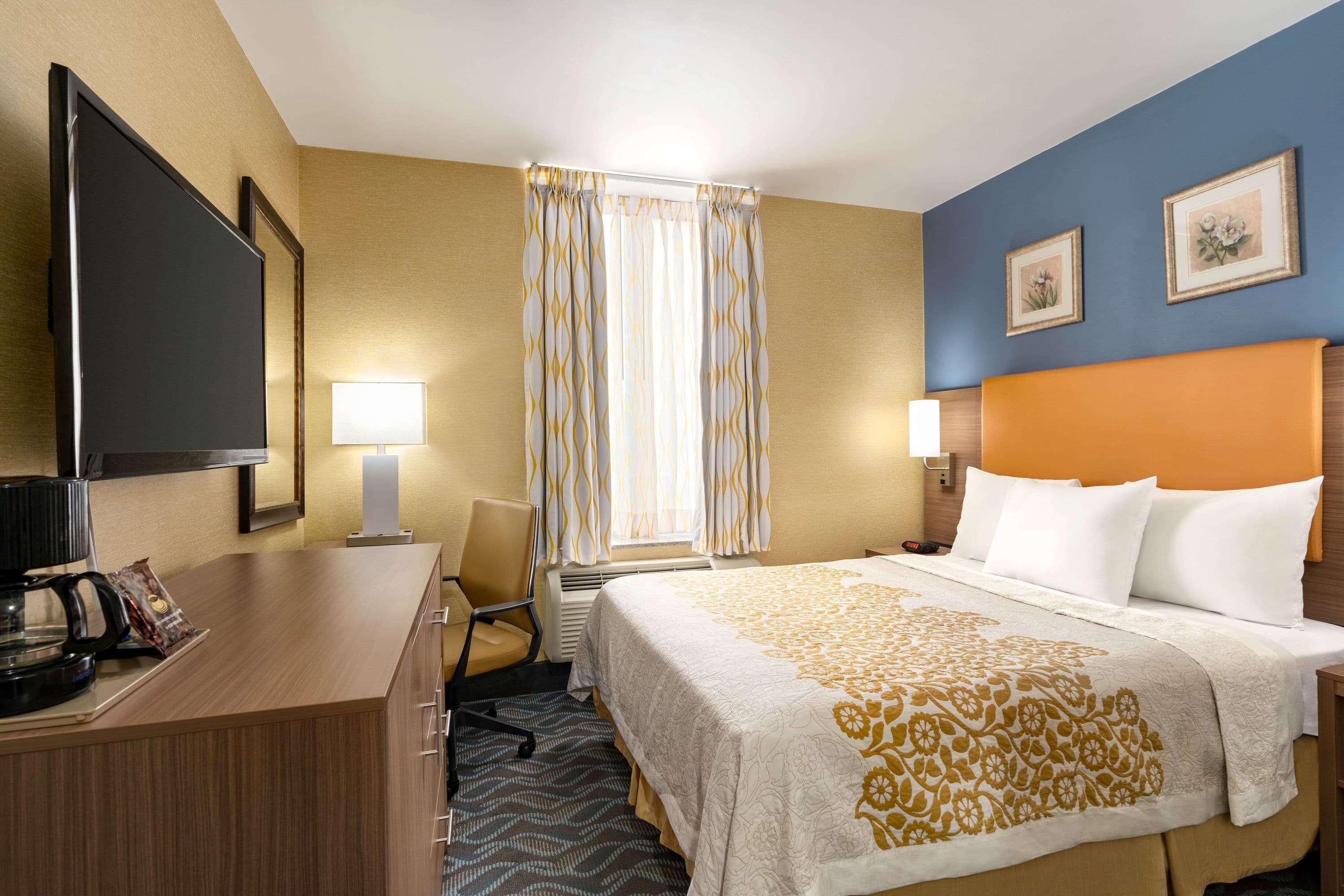 Days Inn By Wyndham Long Island City New York City Exterior photo