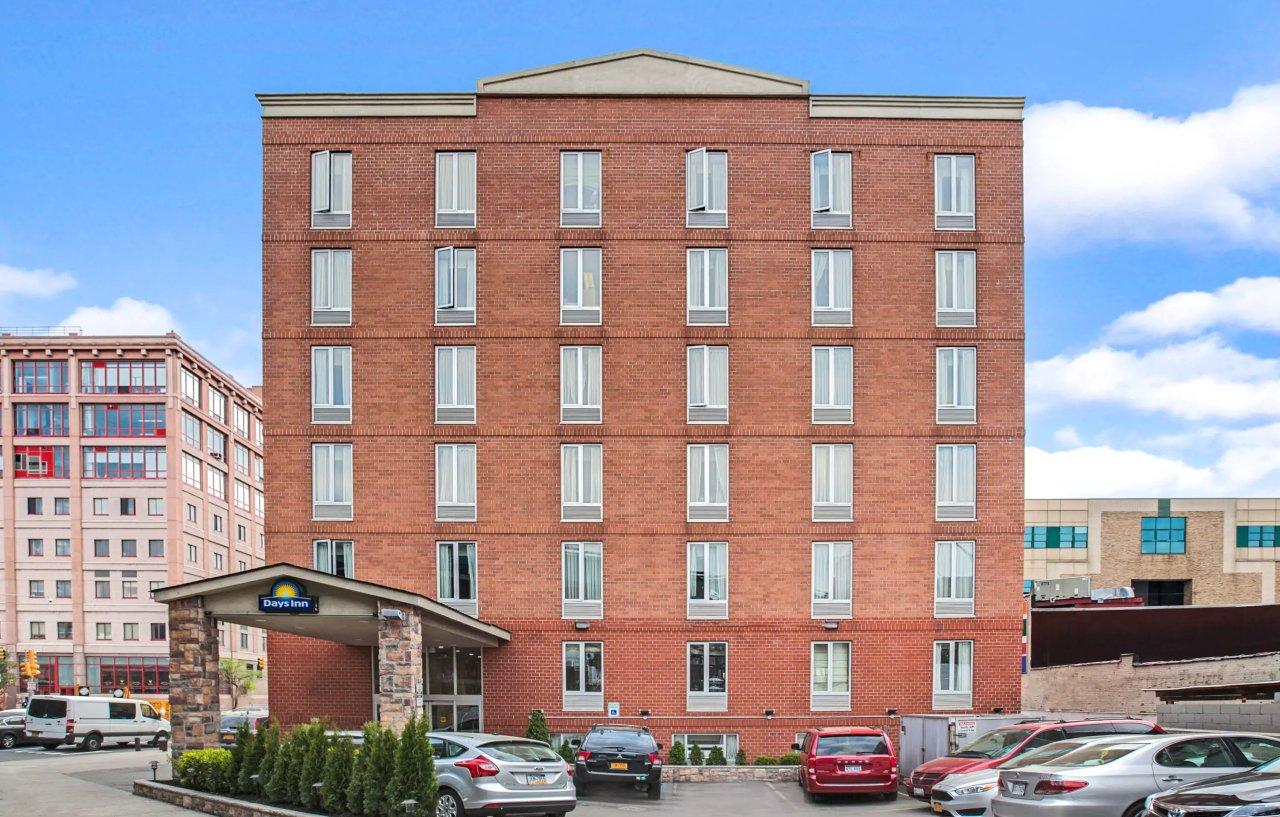 Days Inn By Wyndham Long Island City New York City Exterior photo