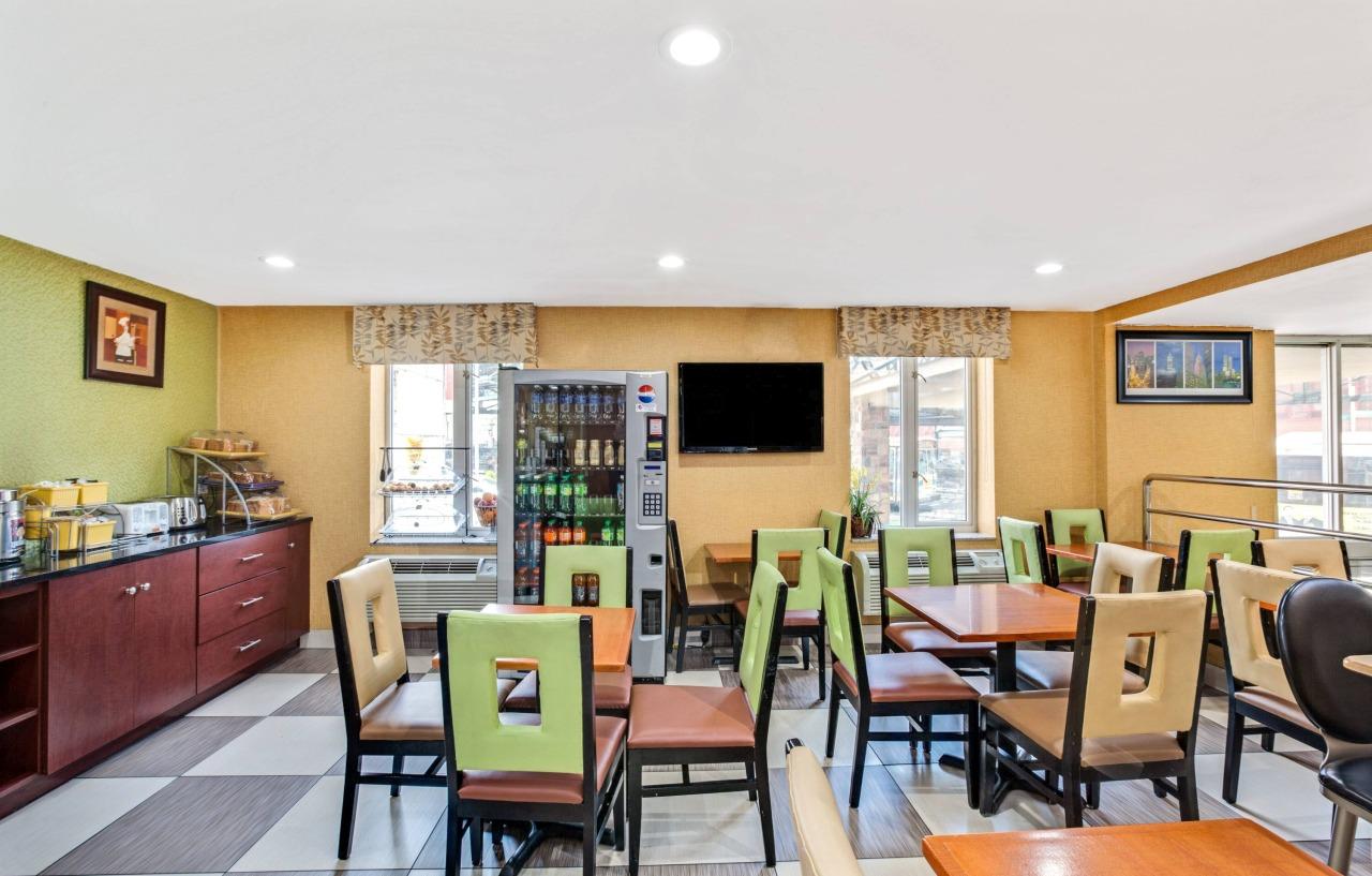 Days Inn By Wyndham Long Island City New York City Exterior photo